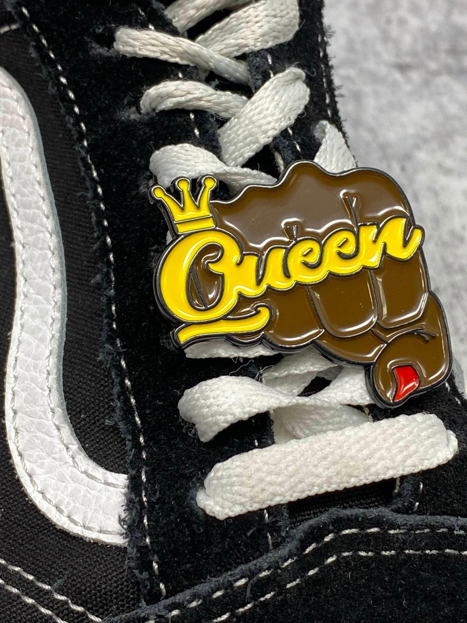 "Neue "Queen Fist" 1-Teiliger Schnürsenkel Anhänger, Weicher Emaille Skate Größe 2", Designer Charms Für Schuhe Und Schlittschuhe, Beliebter von PatchPartyClub