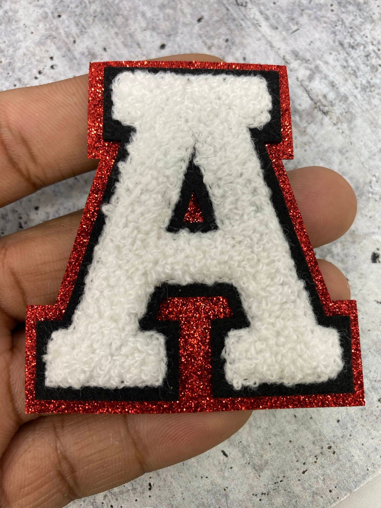 "Neue Ankunft, Weiße Chenille, Roter Glitzer, Mit Schwarzem Filz, Größe 2, 75 "Varsity Buchstaben Aufnäher Bügelbild, Chenille Buchstaben, A-Z von PatchPartyClub