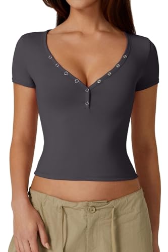 QINSEN Damen Sexy Kurzarm Henley T Shirts Doppelt Gefüttert Knopfleiste Slim Fit Crop Top Y2K Going Out Tops, grau dunkel, Klein von QINSEN