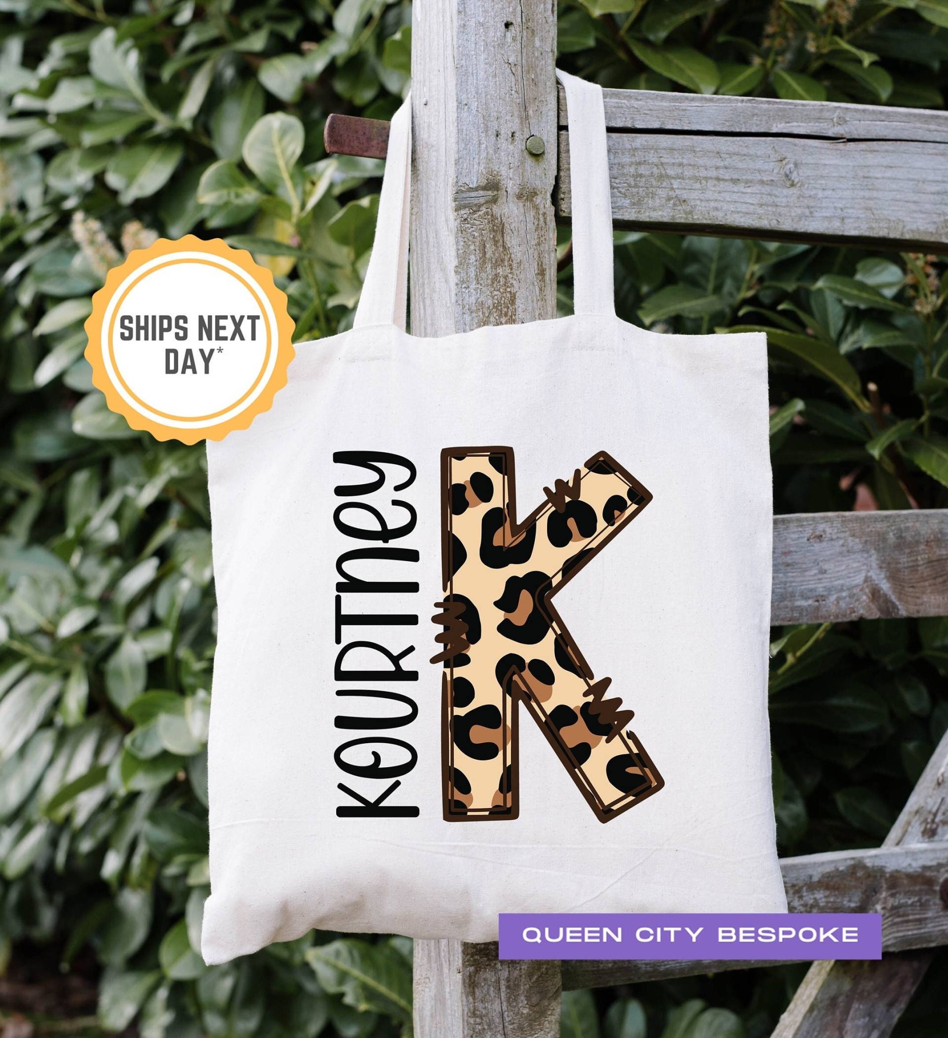 Leopard Initialen Tasche, Personalisierte Monogramm Tote Bag, Kinder Namenstasche, Party Gastgeschenk Sommer Lesetasche von QueenCityBespoke