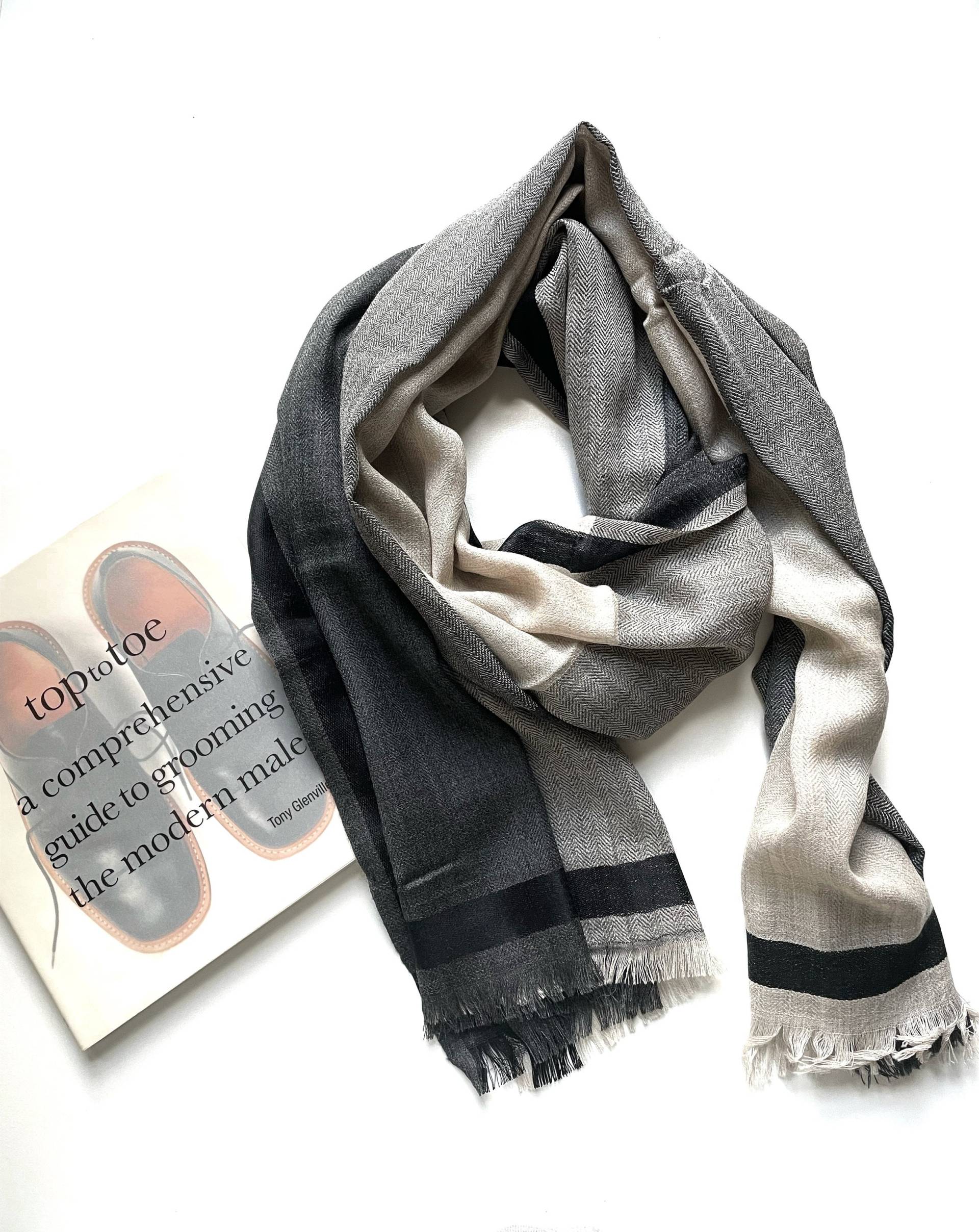 Feiner Luxuriöser Woll - Und Seiden-Wende-Unisex-Taupe - Schwarzschal| Winterschal Für Männer Oder Frauen in Taupe Grau/Schwarz| Weihnachtsgeschenk von RainbowInMyPalm