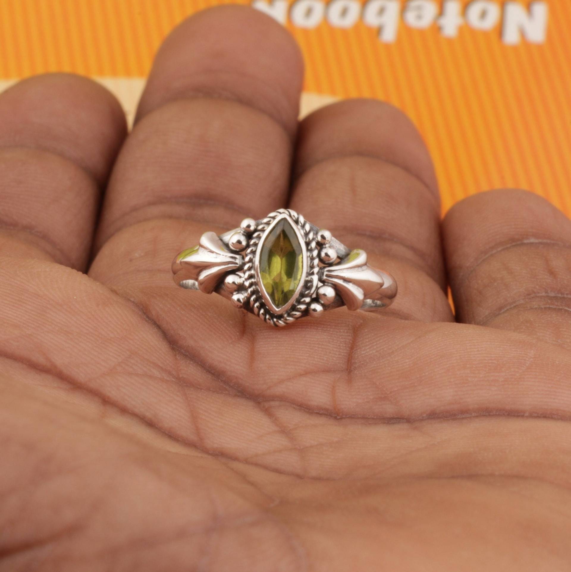 Peridot Ring, Frauen 925 Sterling Silber Handgemachte Boho Silberring, Grüner Edelstein Versprechen Ehering, Geschenk Für Sie von RajSilverOnline