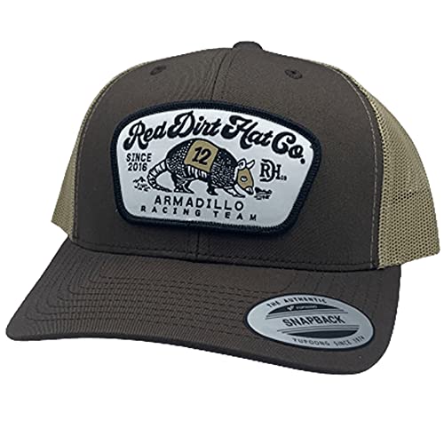 Red Dirt Hat Company Rechteckiger Aufnäher, verstellbare Snapback-Hüte, Braun/Khaki - Armadillo Racing Team, Einheitsgröße von Red Dirt Hat Company