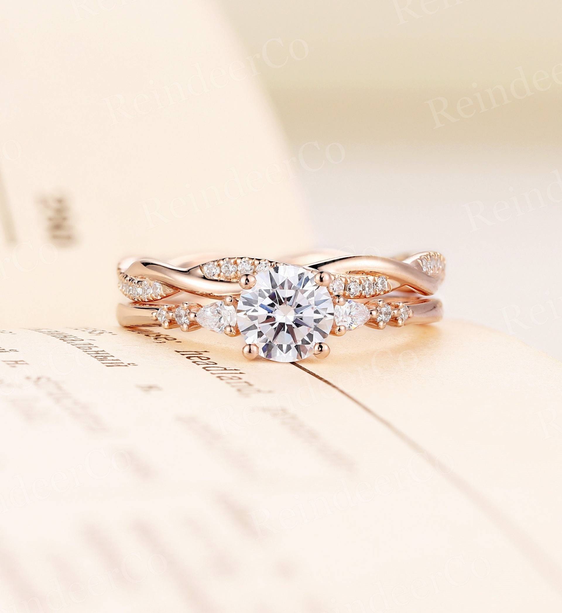 Moissanite Verlobungsring Set Roségold Ringsatz Pear & Rundschliff Diamant/Jubiläumsring Brautring Art-Deco-Ring von ReindeerHub