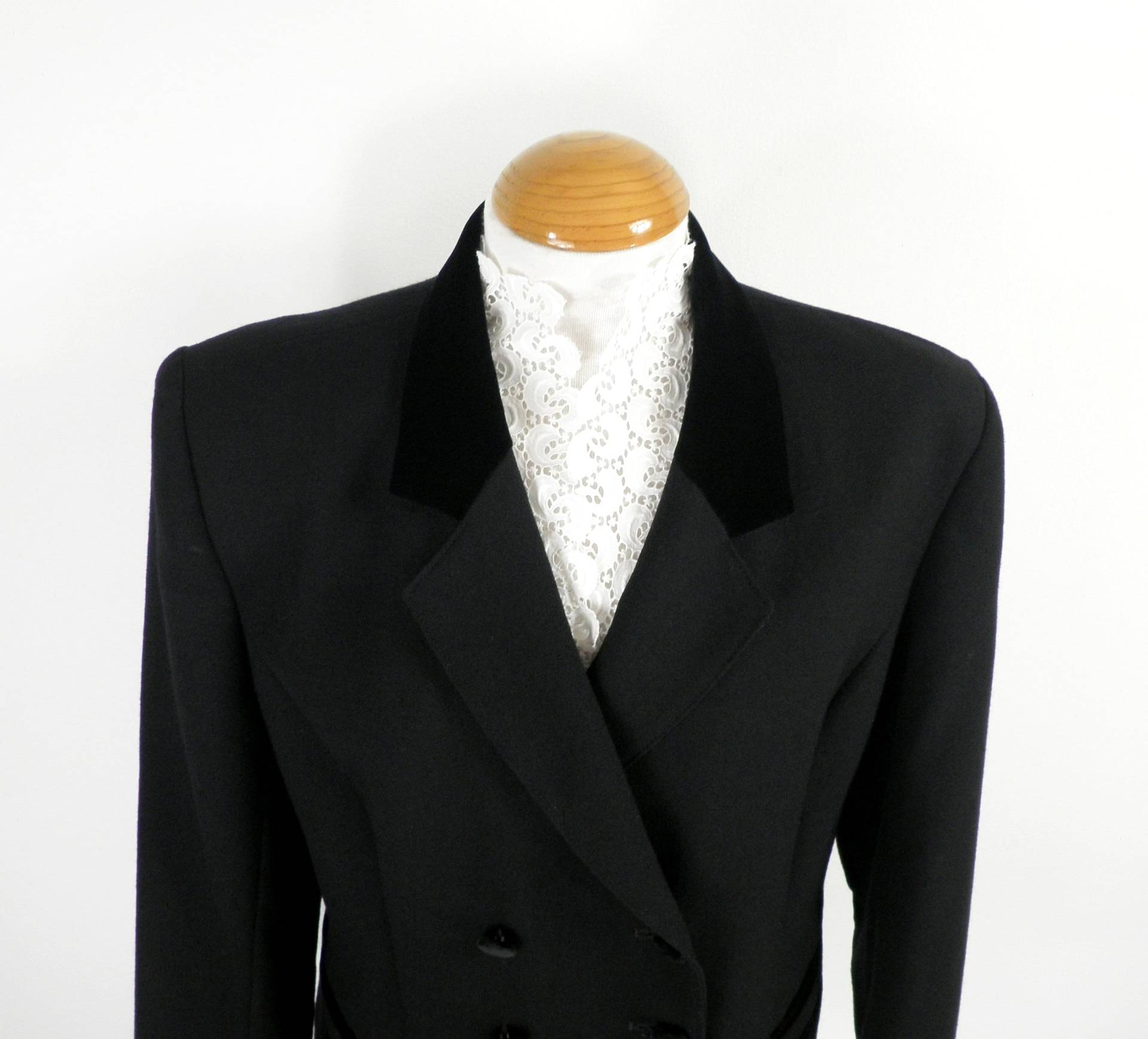 1980Er Jahre Marion Donaldson, Schwarze Zweireiher, Wolle, Blazer-Jacke Mit Samtkragen Größe Uk 16 Classic Designer Boho Sammlerstück 1980Er Jahre Marion Donaldson, Schwarze Zweireiher, Wolle, Blazer-Jacke Mit Samtkragen Größe Uk 16 Classic Designer Boho Sammlerstück von Repsychological