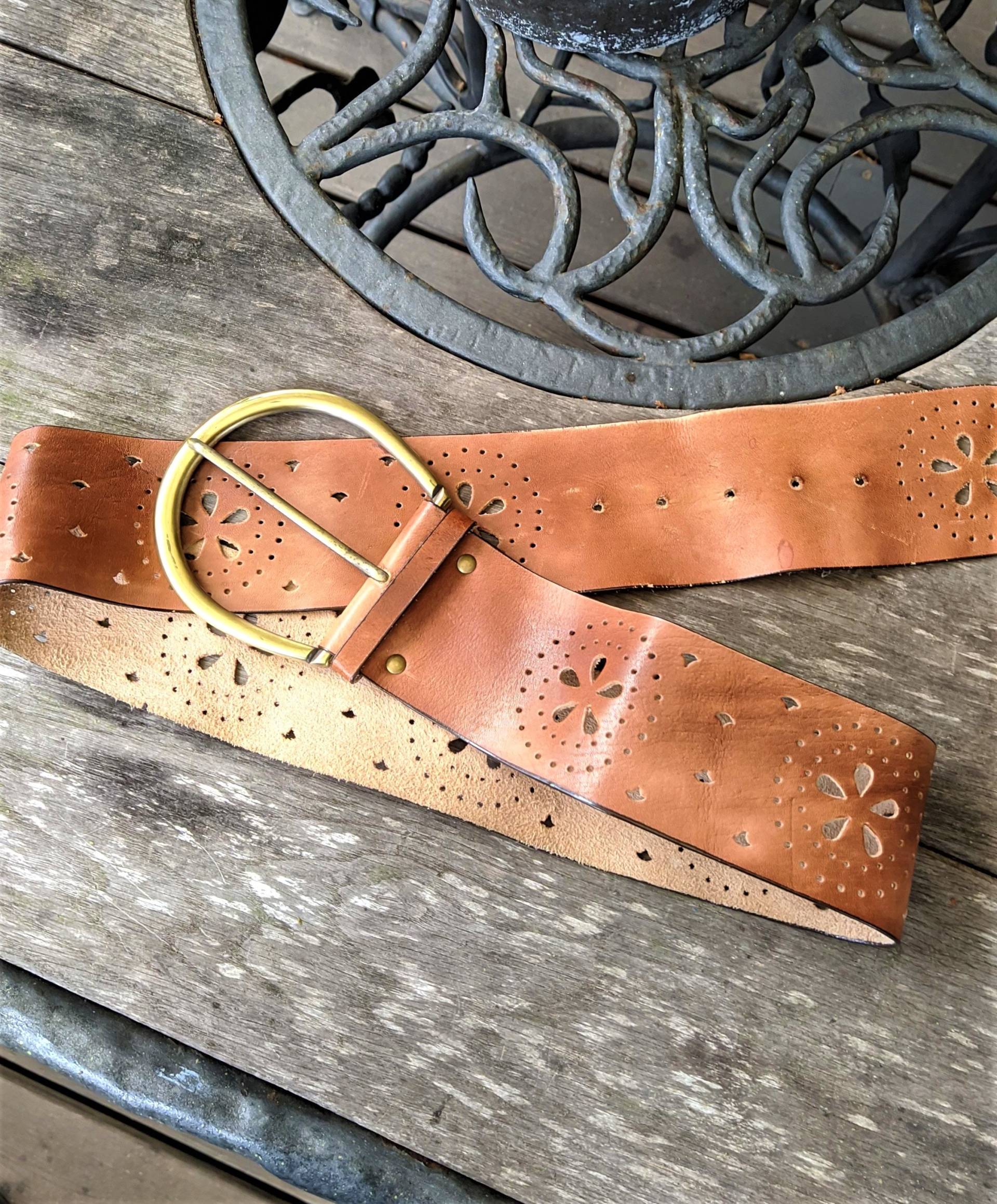 Brauner Ledergürtel Vintage Damen Mit Ornamenten Geschenk Für Sie von RetroFashionistaShop