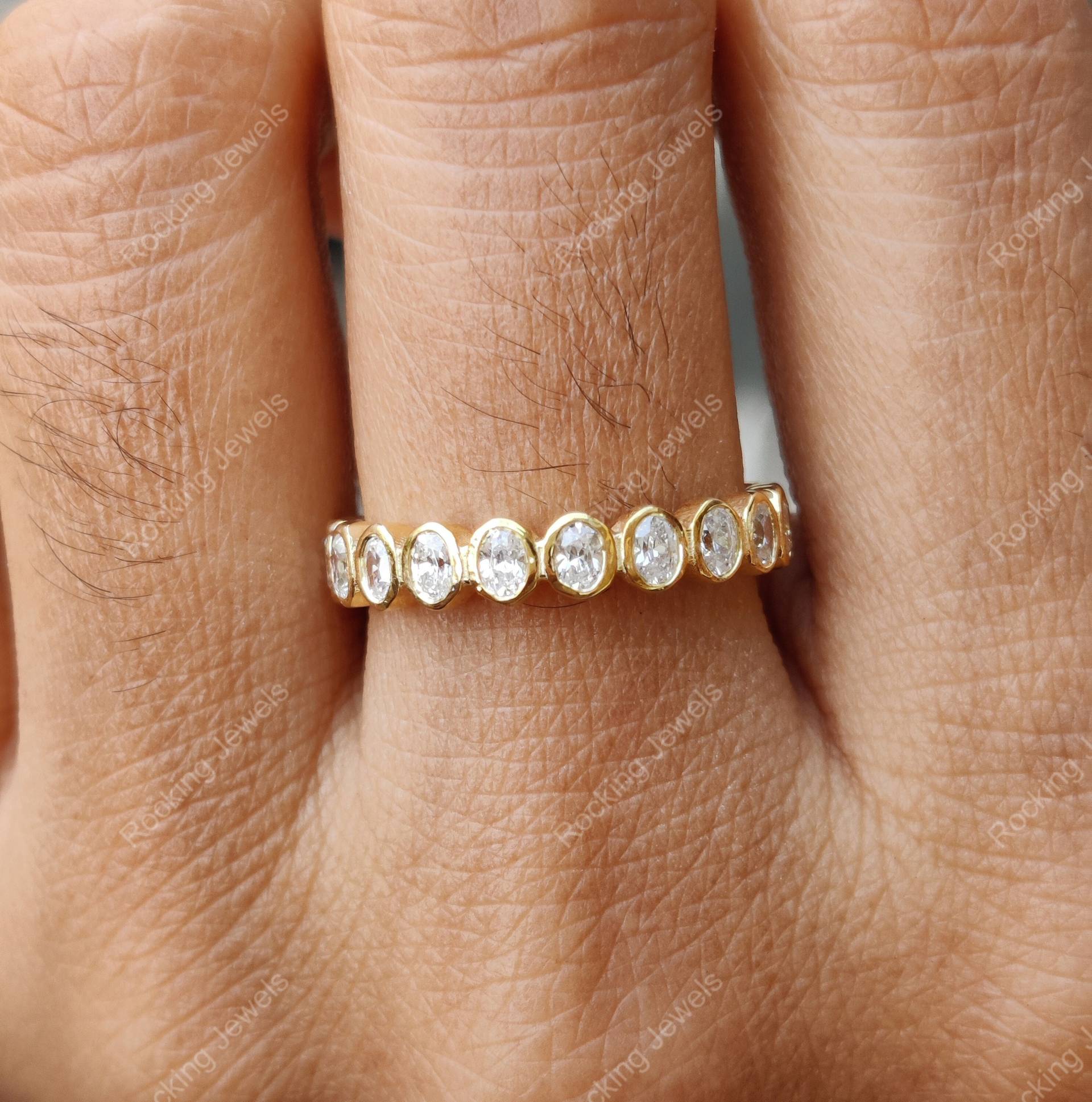 Moissanit Eternity Eheringe Damen, Massive Gold Lünette Set Ring, Oval Full Band, Stapelbare Ringe, Jubiläumsbänder von RockingJewels