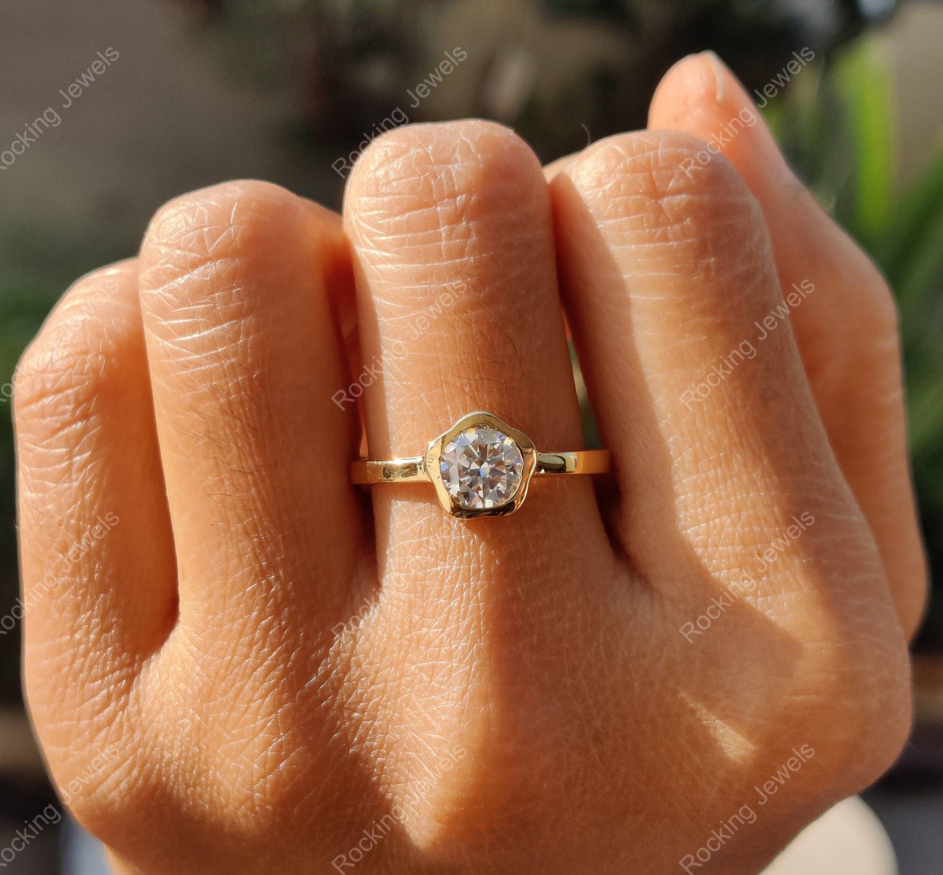 Runder Moissanit Solitär Verlobungsring, Bezel Set Ring, 925 Silber Blumenring, Einzigartiger Ehering, Versprechensringe Für Frauen von RockingJewels