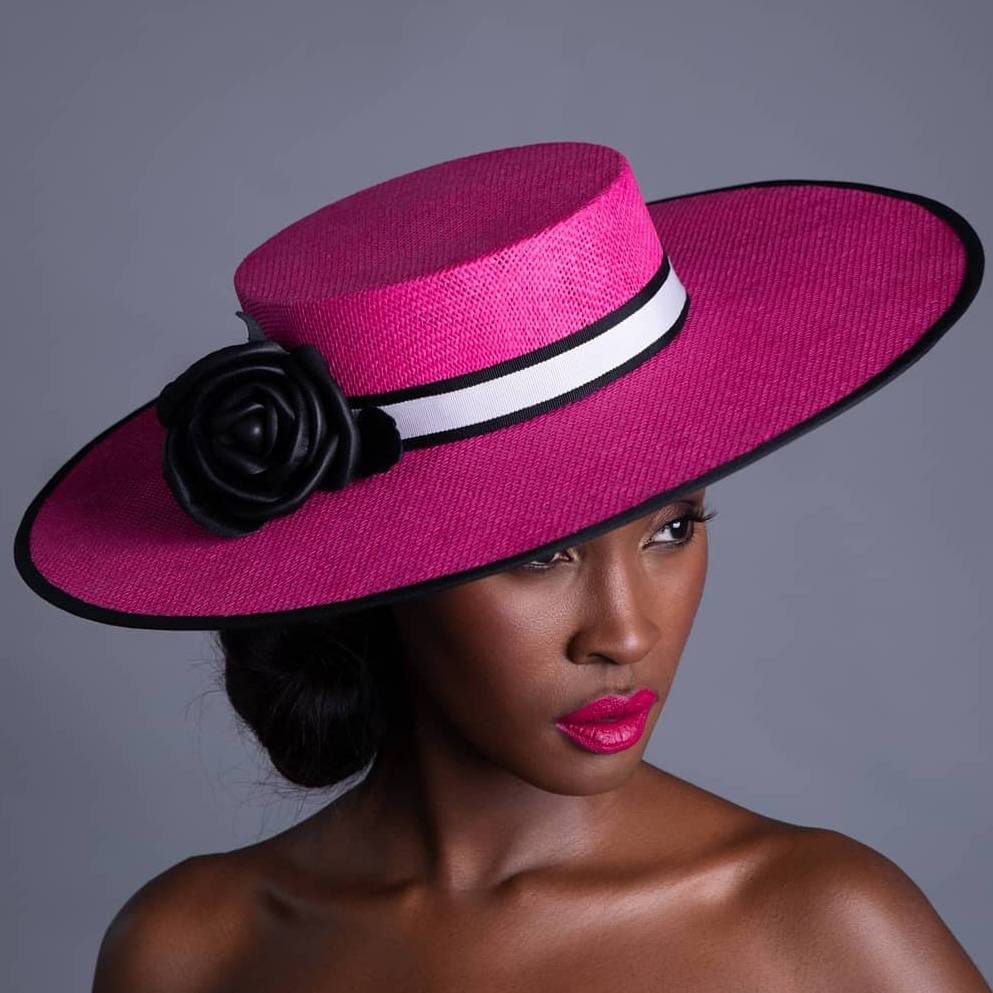 Atemberaubender Pink Boater Mit Schwarzer Lederblume Und Schwarz Weißem Band - Royal Ascot, Mutter Der Braut, Rennsportveranstaltungen, Hochzeitsgast von RoseCollinsMillinery