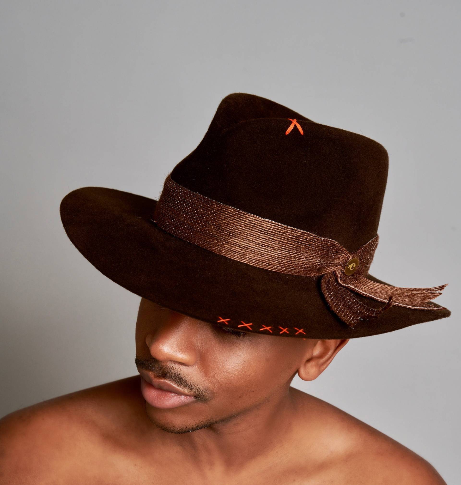 Choco - Handgefertigter Unisex Fedora Aus Tief Schokobraunem Wildleder von RoseCollinsMillinery