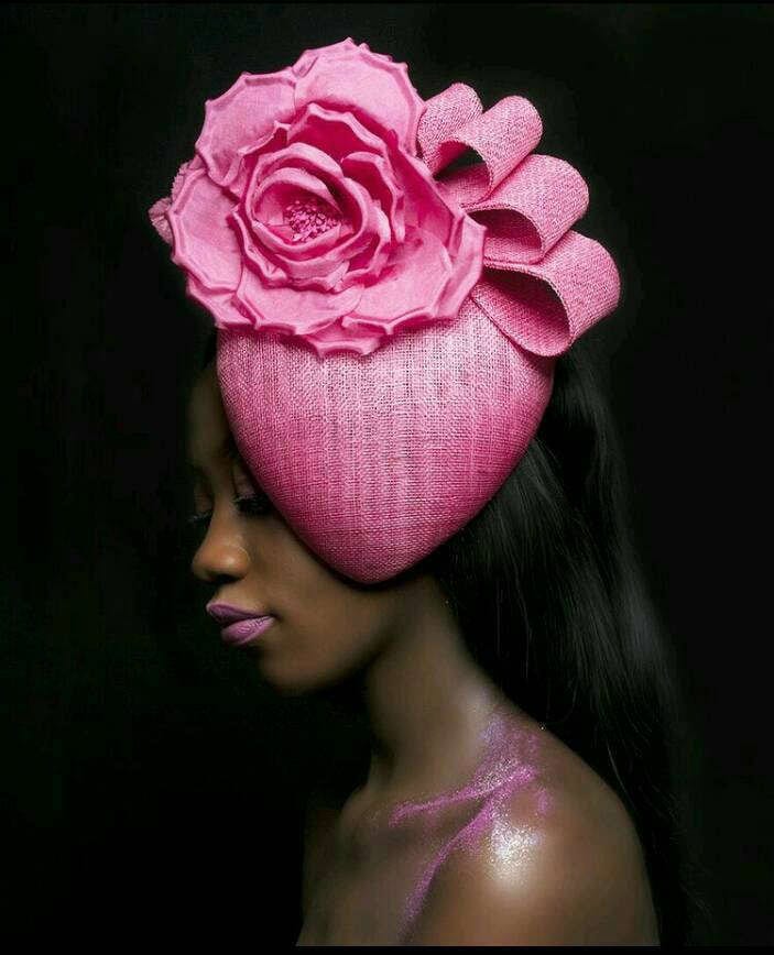 Handgemachter Pinker Fascinator Mit Großen Rosa Blumen Und Sinamay Schleifen von RoseCollinsMillinery