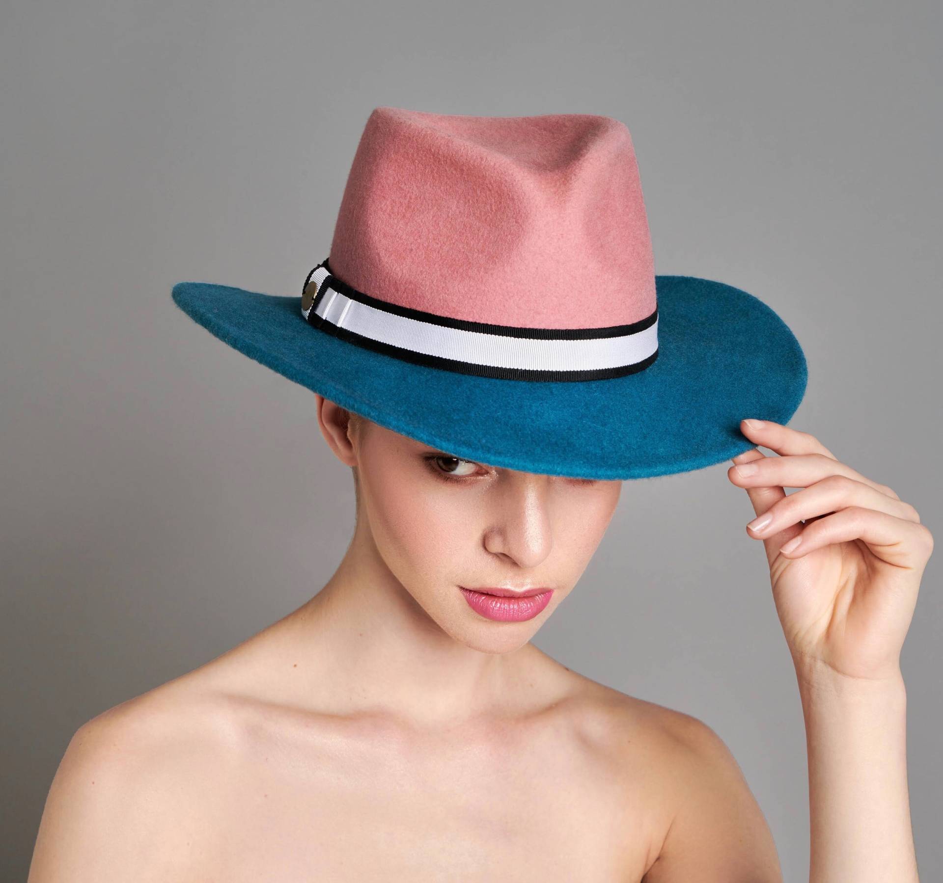 Lola - Handgemachte Farbblockier Pink & Petrol Blau Fedora von RoseCollinsMillinery