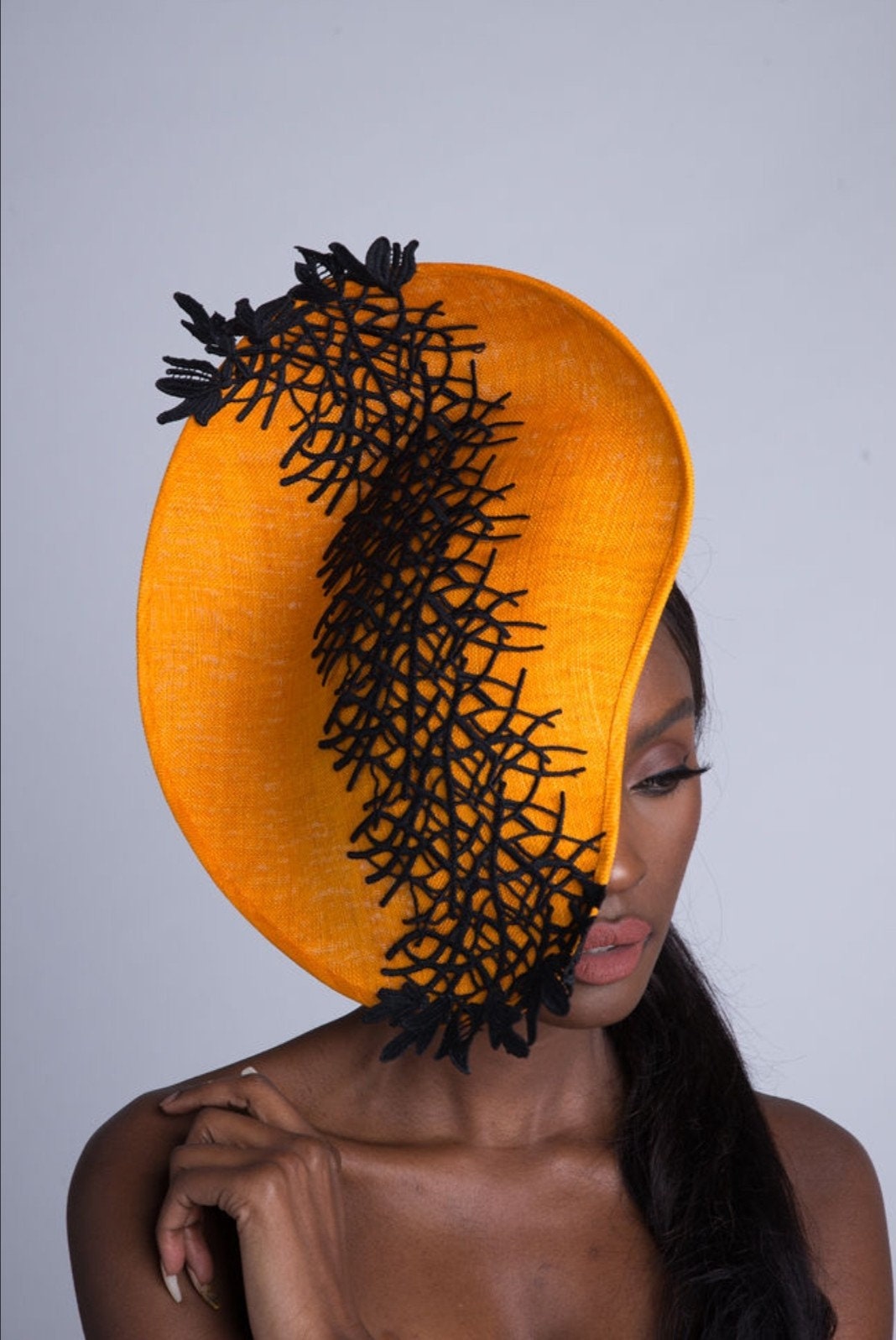 Melina - Orangefarbener Sidesweep Fascinator Mit Schwarzer Guipure-Spitze. Ideal Für Mutter Der Braut, Rennveranstaltungen, Hochzeiten, Kirche von RoseCollinsMillinery