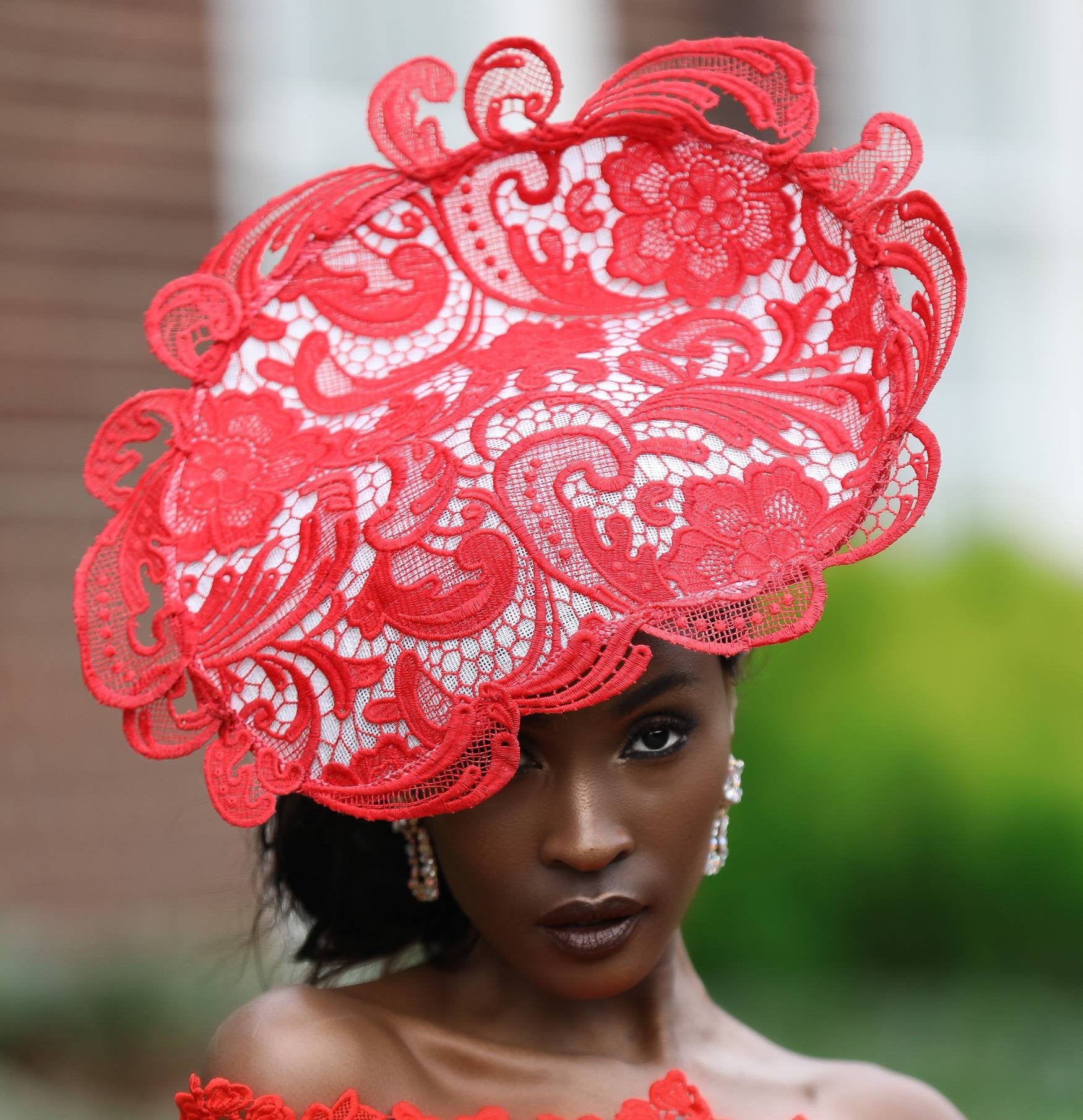 Red Guipure Lace Bedeckt Sidesweep Fascinator. Ideal Für Mutter Der Braut, Rennveranstaltungen, Hochzeiten, Kirche von RoseCollinsMillinery