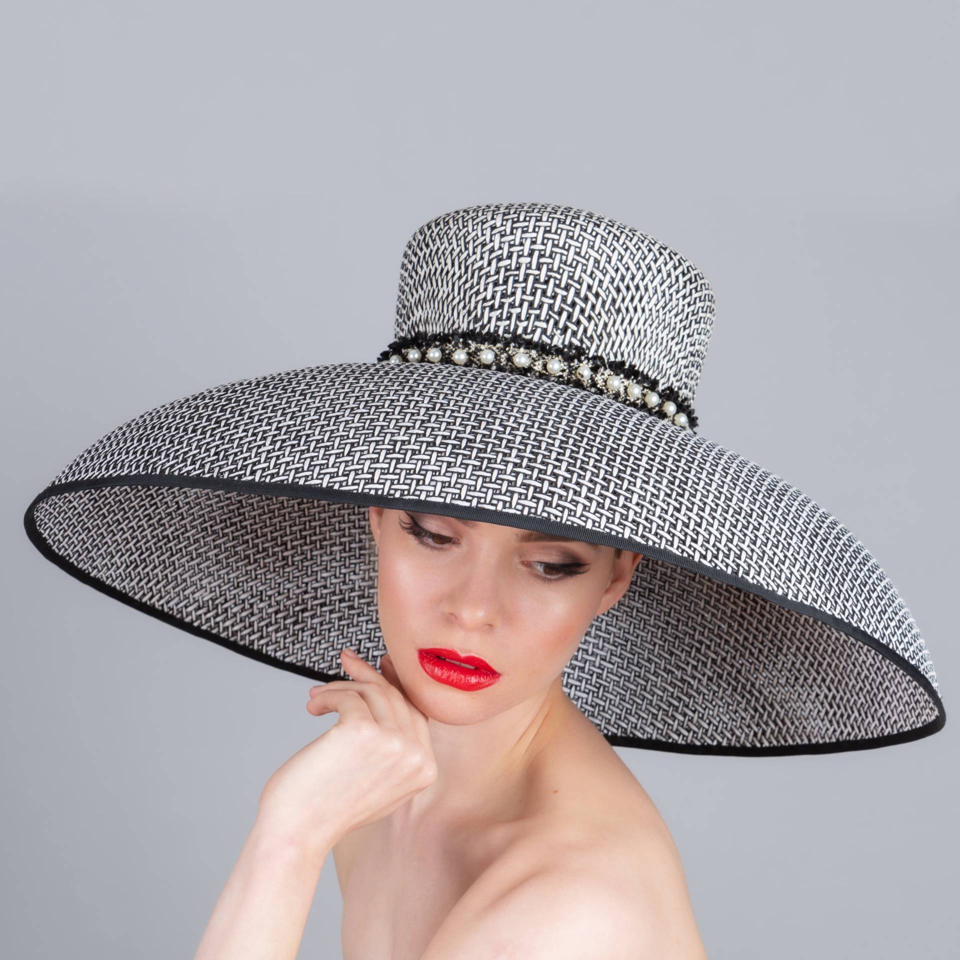 stern - Xl Audrey Hepburn Inspirierter Hut, Schwarz & Weiß. Ideal Für Kentucky Derby, Royal Ascot, Mutter Der Braut, Rennen, Hochzeitshut von RoseCollinsMillinery