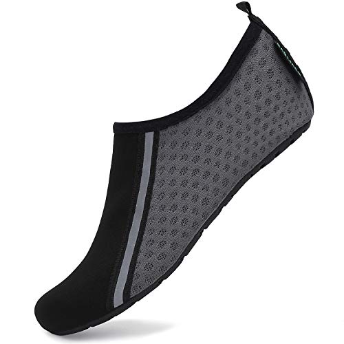 Badeschuhe für Männer Weich Flexibel Frau Schwimmschuhe Schnelles Trocknen Aquaschuhe Unisex Sommer Ultraleicht Strandschuhe Surfen Yoga Beach, Aqua Grau 44/45 von SAGUARO