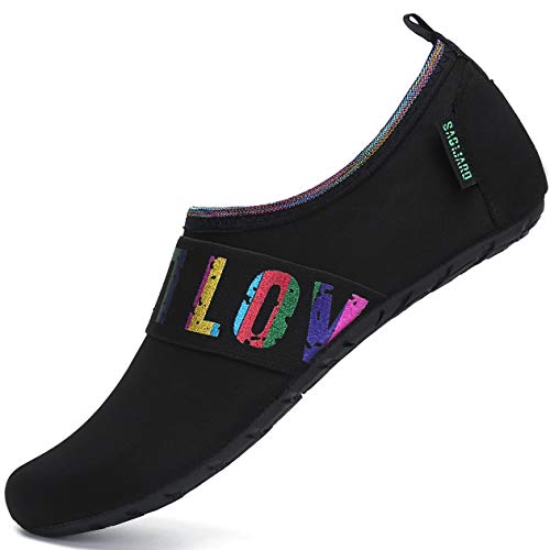 Saguaro Sommer Badeschuhe Herren Damen Leichte Atmungsaktiv Wasserschuhe rutschfeste Surfschuhe Flexibel Aquaschuhe Unisex Erwachsener, Schwarz 42/43 von SAGUARO