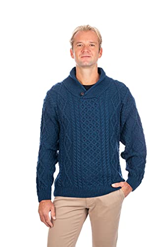 SAOL 100% Merinowolle Irisch Aran Schalkragen Pullover mit EIN Knopf für Herren, in Natur/Atlantikblau/Connemara Grün (Atlantikblau, Large) von SAOL