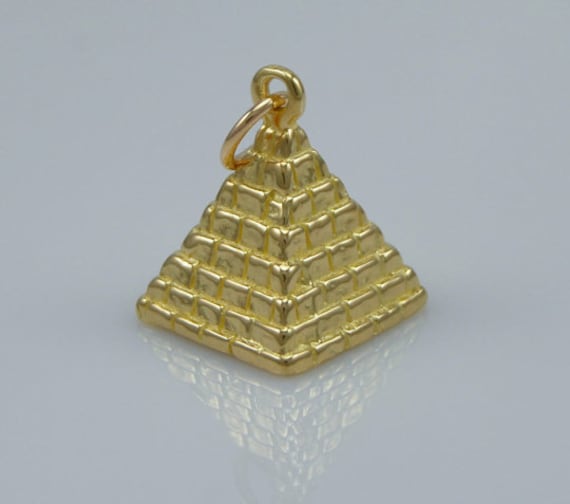 Massiver 9 Karat Gold Pyramide Charm Anhänger von SJCoJewellers