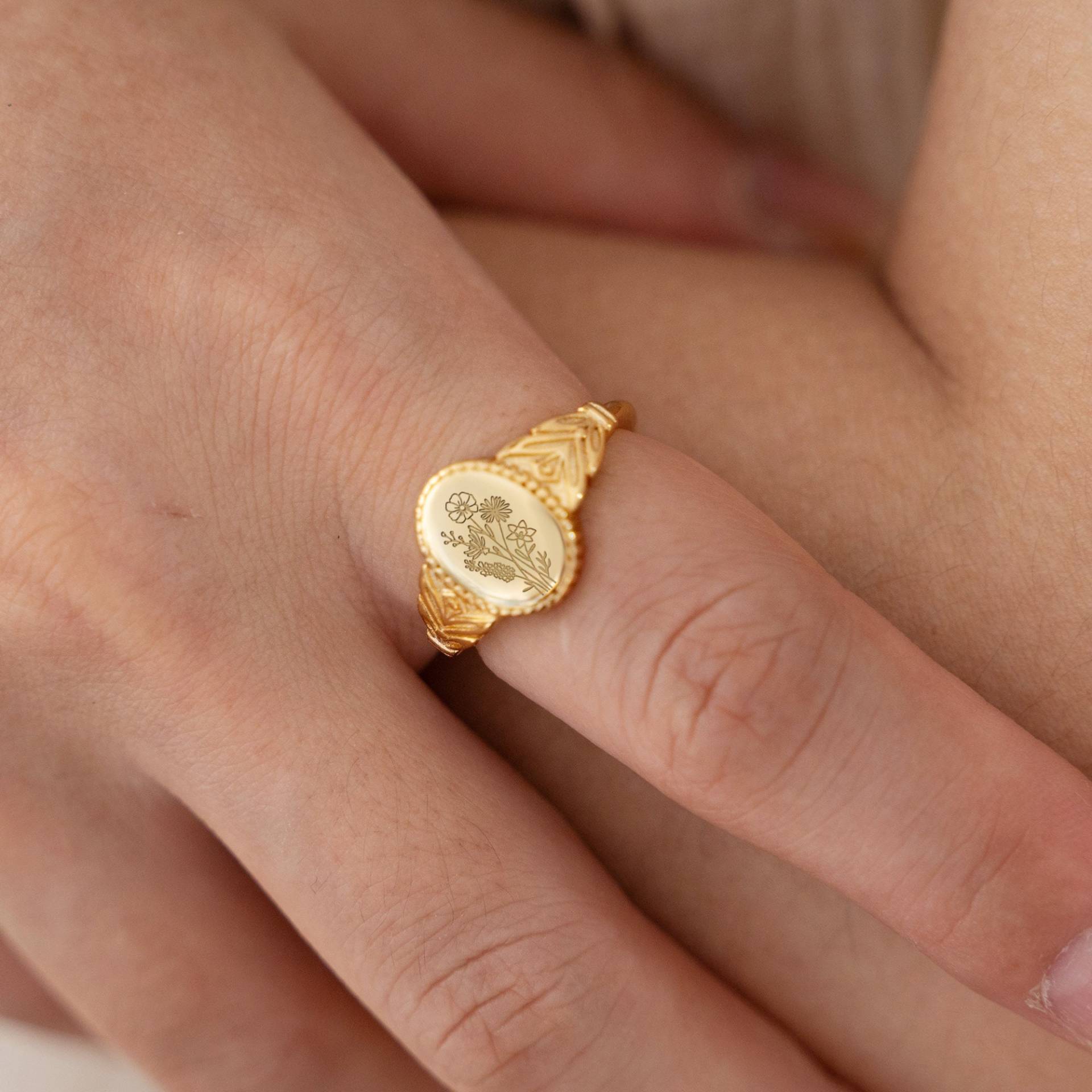 Bouquet Birthflower Signet Ring, Engraved Gold Birth Flower Family Gift For Mom, Personalized Gift, Grandma/Mother Christmas Bouquet Birthflower Signet Ring, Engraved Gold Birth Flower Family Gift For Mom, Personalized Gift, Grandma/Mother Christmas von SJOLEB