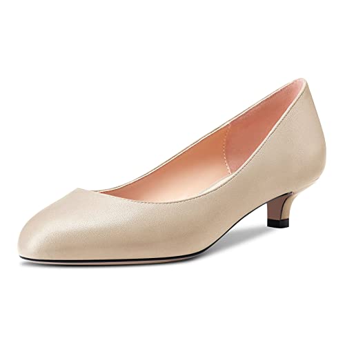 Saekcted Damen Niedrige Kitten Absatz Heel Runde Zehenkappe Slip-on Pumps Hochzeit Cute 3.5 cm Heels Beige 36 EU von Saekcted