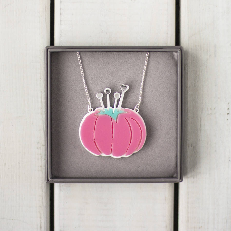 Acryl Halskette Rosa Pincushion - Kunststoff Nähen Geschenk Schneiderei Für Nähte Geschenk-Box von SamanthaClaridgeShop