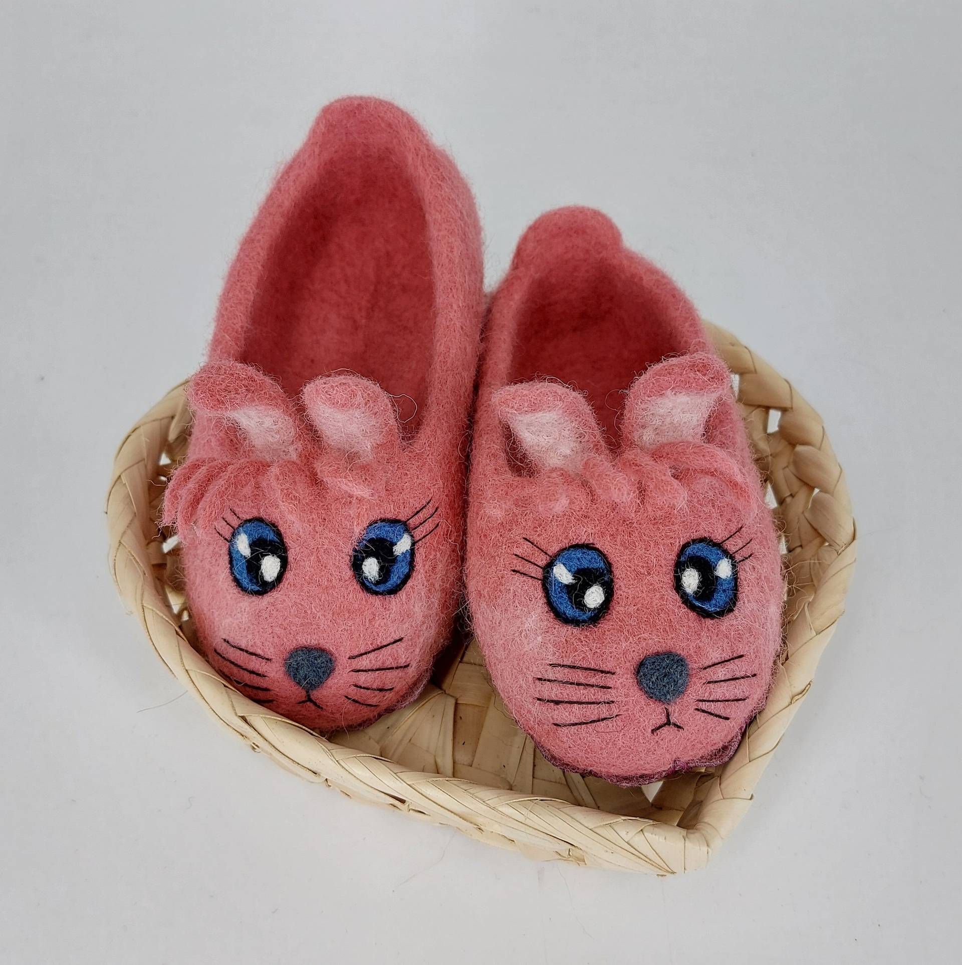 Rosa Häschen Hausschuhe Gefilzte Handgemachte Flache Schuhe Lustige Mit Ohren Für Kinder Tiere Natur Wärmendes Geschenk von SecretWoolStudio