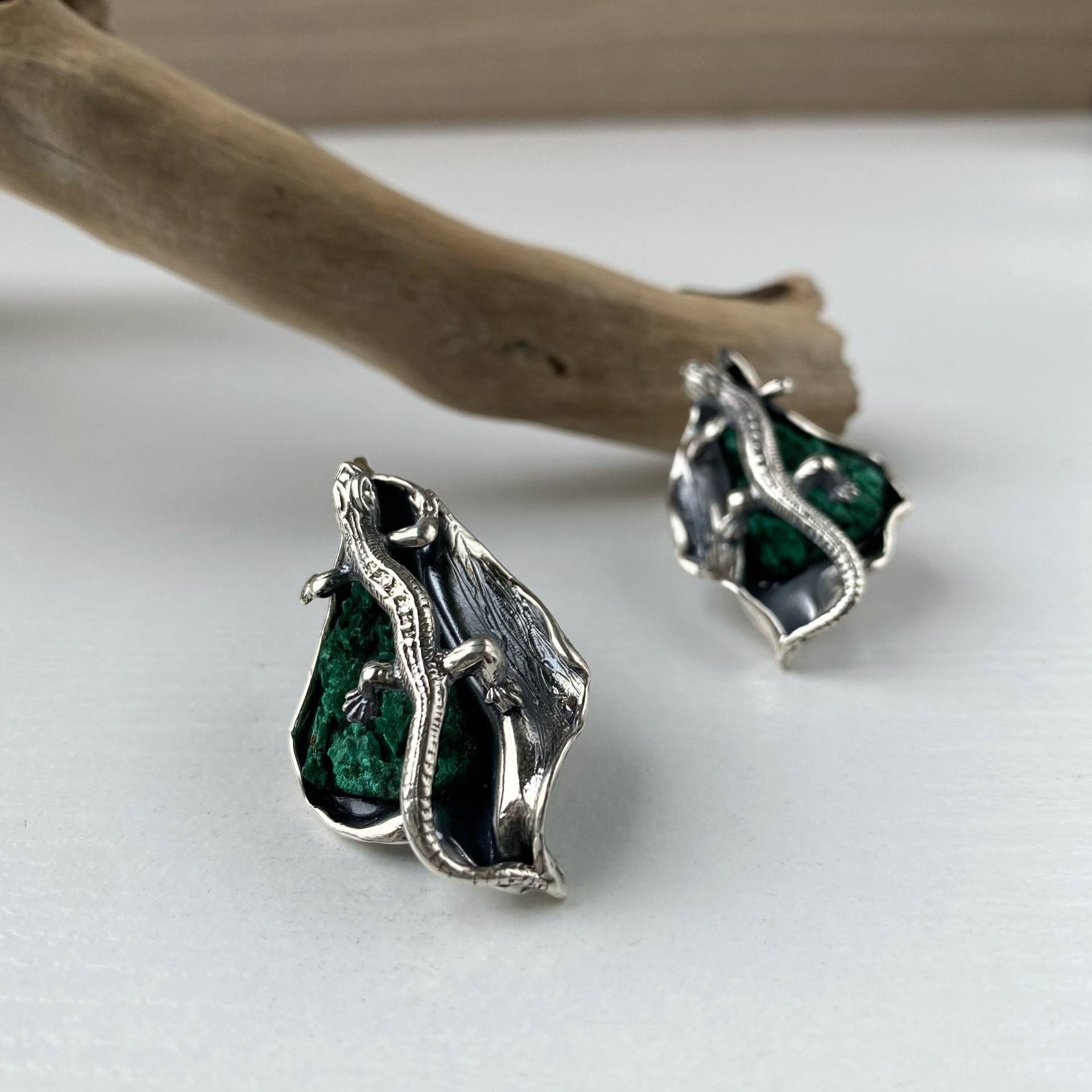 Eidechsenohrringe Roher Malachit Aus Sterlingsilber, Abstrakte Ohrringe, Grüne Edelsteinohrringe Für Frauen, Rohe Kristallohrringe von ShahinianJewelry