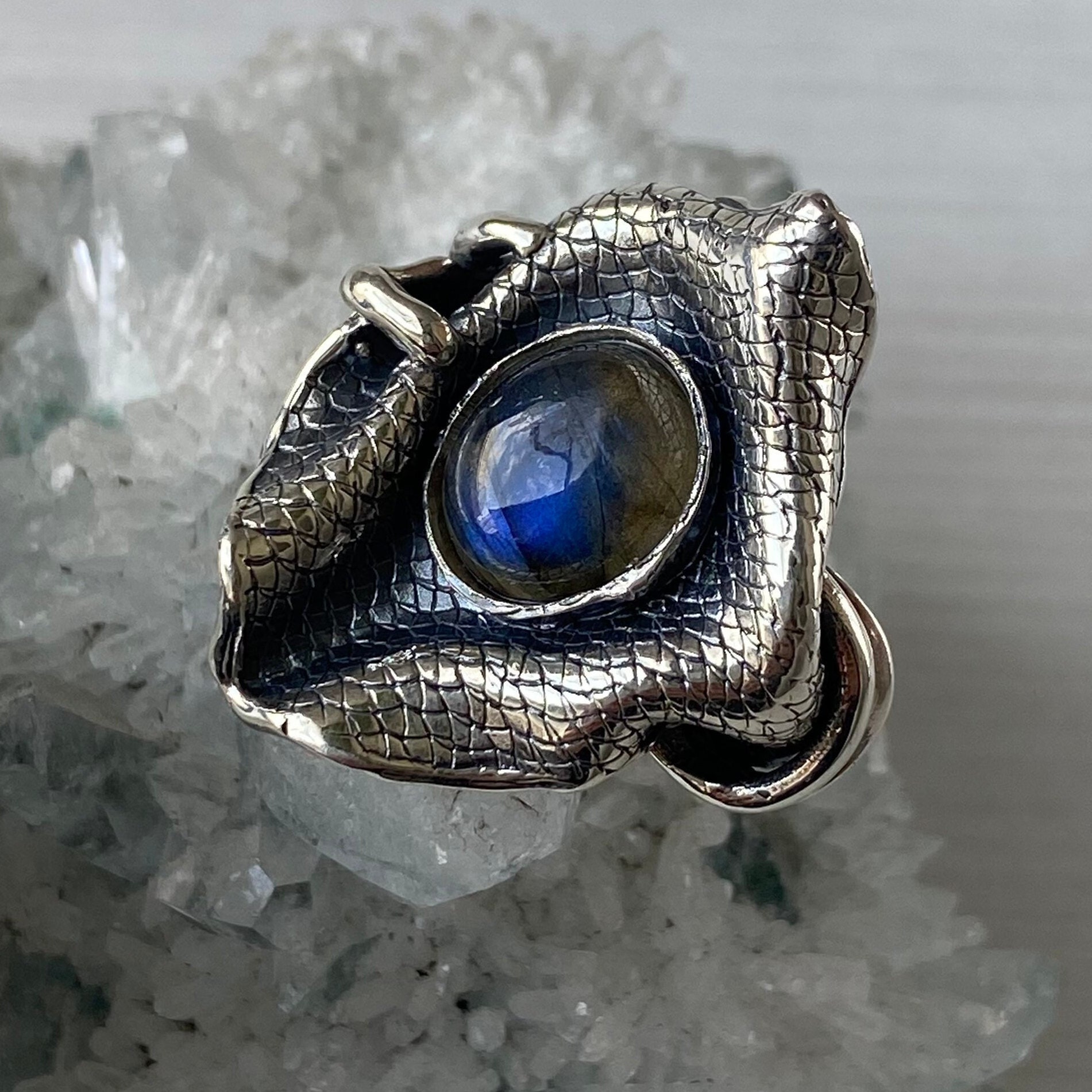 Regenbogen Labradorit Ring, Sterling Silber Abstrakter Ring Für Frauen, Strukturierter Blauer Edelstein Auffälliger von ShahinianJewelry