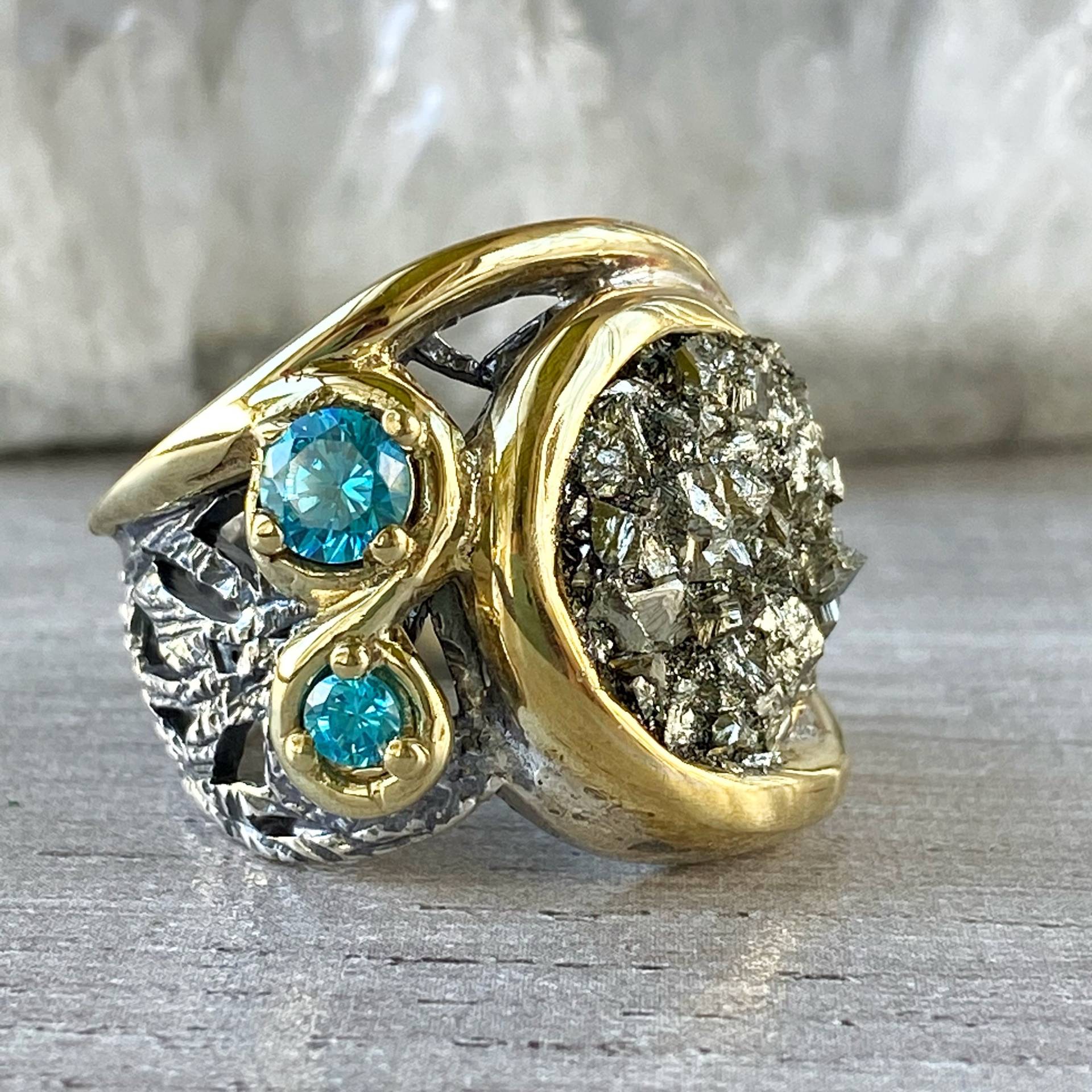 Roher Pyrit Ring Vergoldet Silber 925 Für Frauen, Druzy Kristall Ring, Hellblaue Zirkone Rohstein Ringe Made in Armenien von ShahinianJewelry