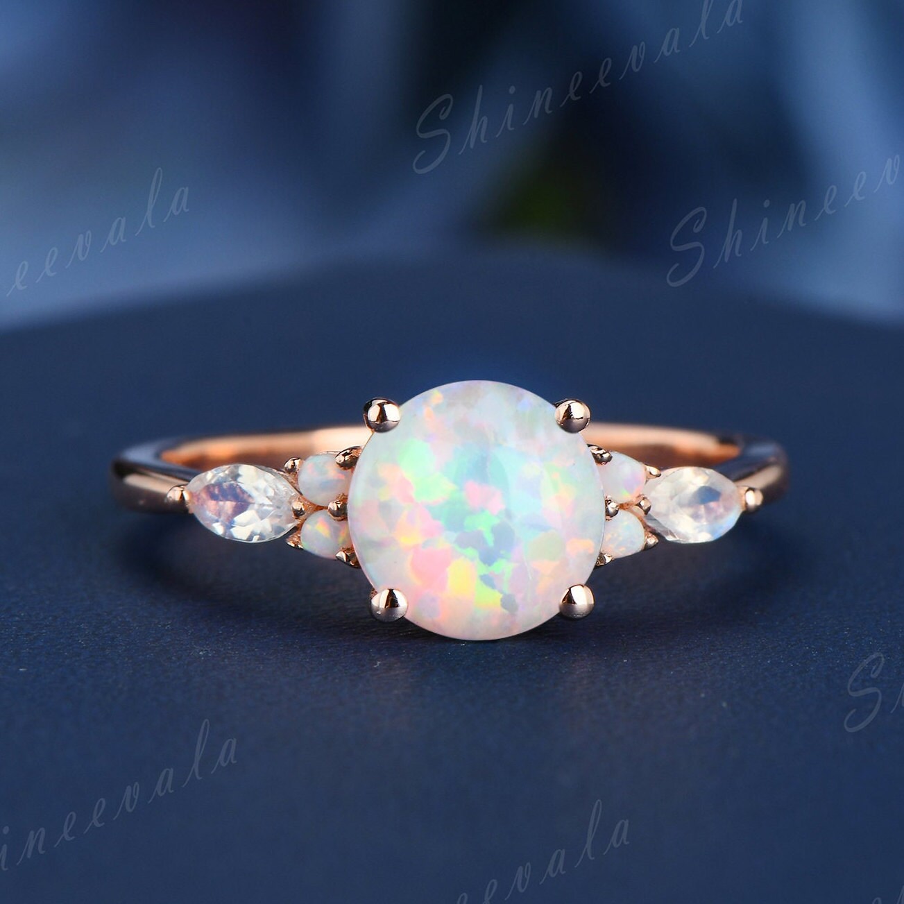 Weiß Opal Verlobungsring Rose Gold Einzigartige Ehering Für Frauen Natürliche Blauer Mondstein Band Oktober Birthstone Solitaire Ring von Shineevala