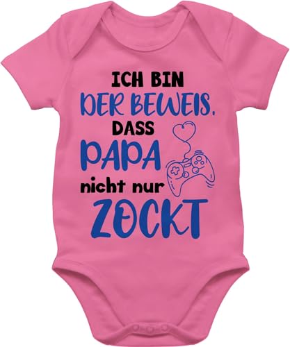 Shirtracer Baby Body Junge Mädchen - Geschenk zum Vatertag - Ich bin der Beweis, dass Papa nicht nur zockt Schwarz Blau - 3/6 Monate - Pink - kurzarm vatertagsbody papatagsgeschenk sohn bodys geburt Shirtracer Baby Body Junge Mädchen - Geschenk zum Vatertag - Ich bin der Beweis, dass Papa nicht nur zockt Schwarz Blau - 3/6 Monate - Pink - kurzarm vatertagsbody papatagsgeschenk sohn bodys geburt von Shirtracer