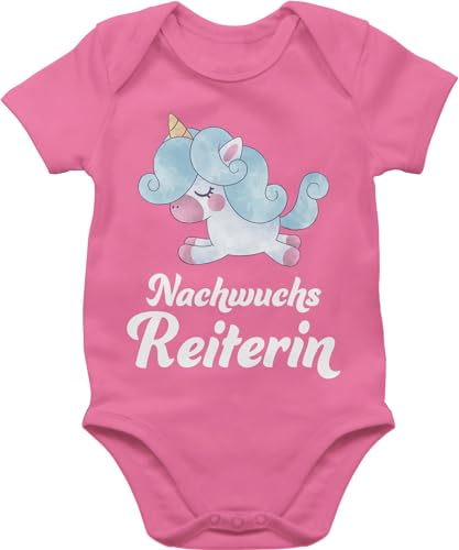 Baby Body Junge Mädchen - Pferde - Nachwuchsreiterin - 6/12 Monate - Pink - geschenk pferdefreund strampler pferd mit pferdemotiv kurzarm pferdespruch bodys pferdebesitzer bodies horse babykleidung von Shirtracer