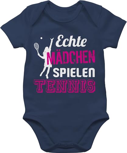 Baby Body Junge - Sport & Bewegung - Echte Mädchen spielen Tennis - 3/6 Monate - Navy Blau - strampler bodys für babys kurzarm outfit basketball geschenk babybodys frauen babysachen maedchen von Shirtracer