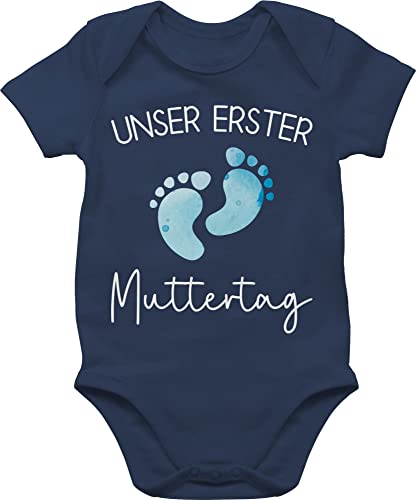 Baby Body Junge Mädchen - Unser erster Muttertag Aquarell Füße blau - 3/6 Monate - Navy Blau - muttertgs geschenk mama muttertagsgeschenk idee mother day muttertagsgeschebk outfit mutteetag mum von Shirtracer