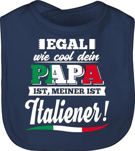 Baby Lätzchen - Sprüche - Egal wie Cool dein Papa meiner ist Italiener - Unisize - Navy Blau - lustige babysachen spruch baba bibs babykleidung mit süßen sprüchen spruche vater schlabberlatz Baby Lätzchen - Sprüche - Egal wie Cool dein Papa meiner ist Italiener - Unisize - Navy Blau - lustige babysachen spruch baba bibs babykleidung mit süßen sprüchen spruche vater schlabberlatz von Shirtracer