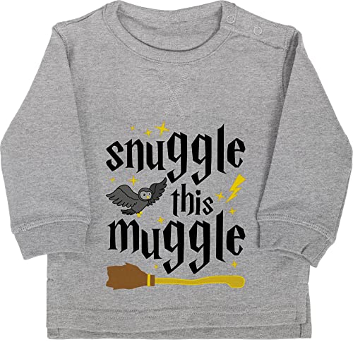 Baby Pullover Jungen Mädchen - Strampler & Junge - Snuggle This Muggle - 18/24 Monate - Grau meliert - babysprüche mit Spruch witzige sprüche Babygeschenk lustig coolem lustige für babysachen von Shirtracer