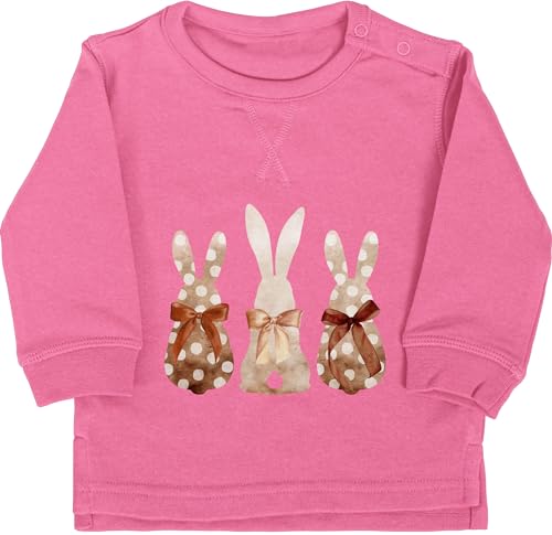 Baby Pullover Jungen Mädchen - Süße Hasen Trio Häschen Hasenbande Fröhliche Hasengruppe Hasenfamilie Ostern Osterhasen Osterfeier - 6/12 Monate - Pink - hase Osterhase von Shirtracer