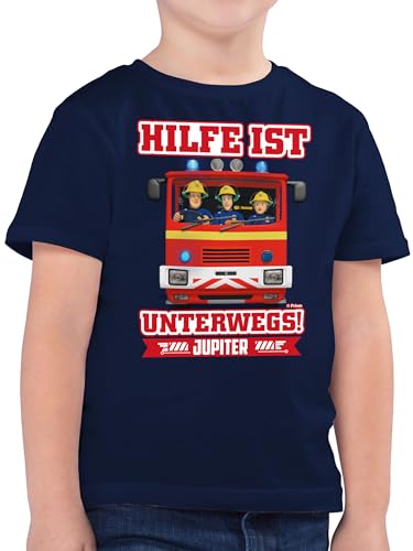 Kinder T-Shirt Jungen - Feuerwehrmann - Hilfe ist Unterwegs - Sam & Jupiter - 116 (5/6 Jahre) - Dunkelblau - Feuerwehr Mann t Shirt feuwrwehrmnn Shirts freuermann Tshirt sa feueewehrmann von Shirtracer