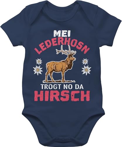 Baby Body Junge Mädchen - Kompatibel mit Oktoberfest Outfit - Mei Lederhosn trogt no da Hirsch - weiß/rot - 1/3 Monate - Navy Blau - tracht meine lederhose trägt noch der baby-kurzarmbodys von Shirtracer