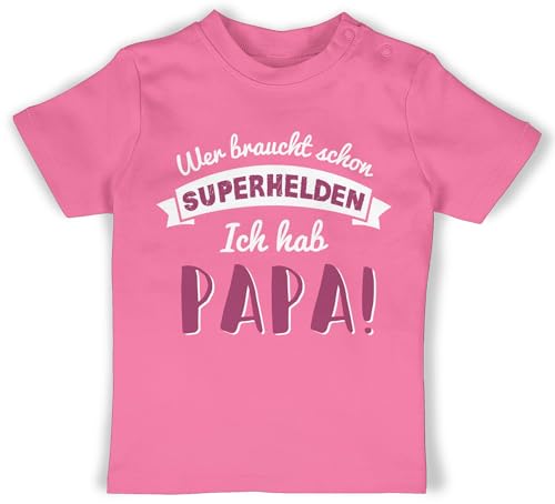 Baby T-Shirt Mädchen Jungen - Wer braucht Schon Superhelden ich hab Papa rosa - 18/24 Monate - Pink - t Shirt Geschenk dad Shirts Clothes Oberteile Tshirt für Vatertag Sohn Tshirts superheld von Shirtracer