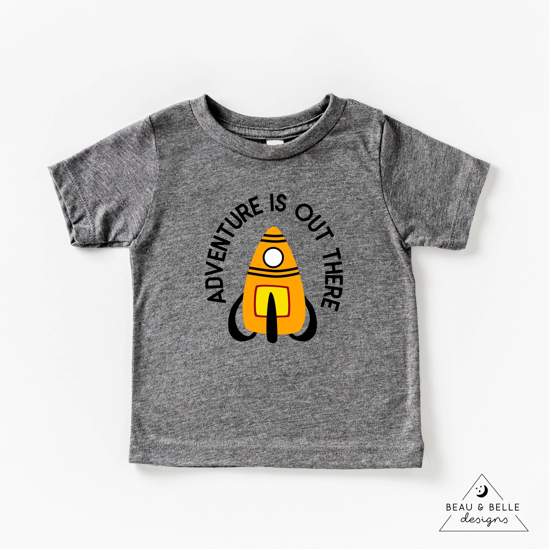 Adventure Is Out There Rocket Ship Kleinkind Tshirt, Weltraum, Kindershirt, Baby Shirt, Geburtstagsgeschenk, Geburtstagsshirt von ShopBeauandBelle