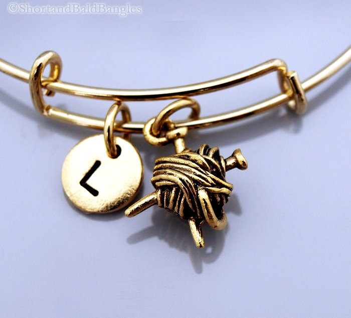 Garn Und Nadel Armreif, Garnknäuel, Stricknadel, Goldnadel, Erweiterbarer Personalisiertes Armband, Anfangsarmband Garn Und Nadel Armreif, Garnknäuel, Stricknadel, Goldnadel, Erweiterbarer Personalisiertes Armband, Anfangsarmband von ShortandBaldJewelry