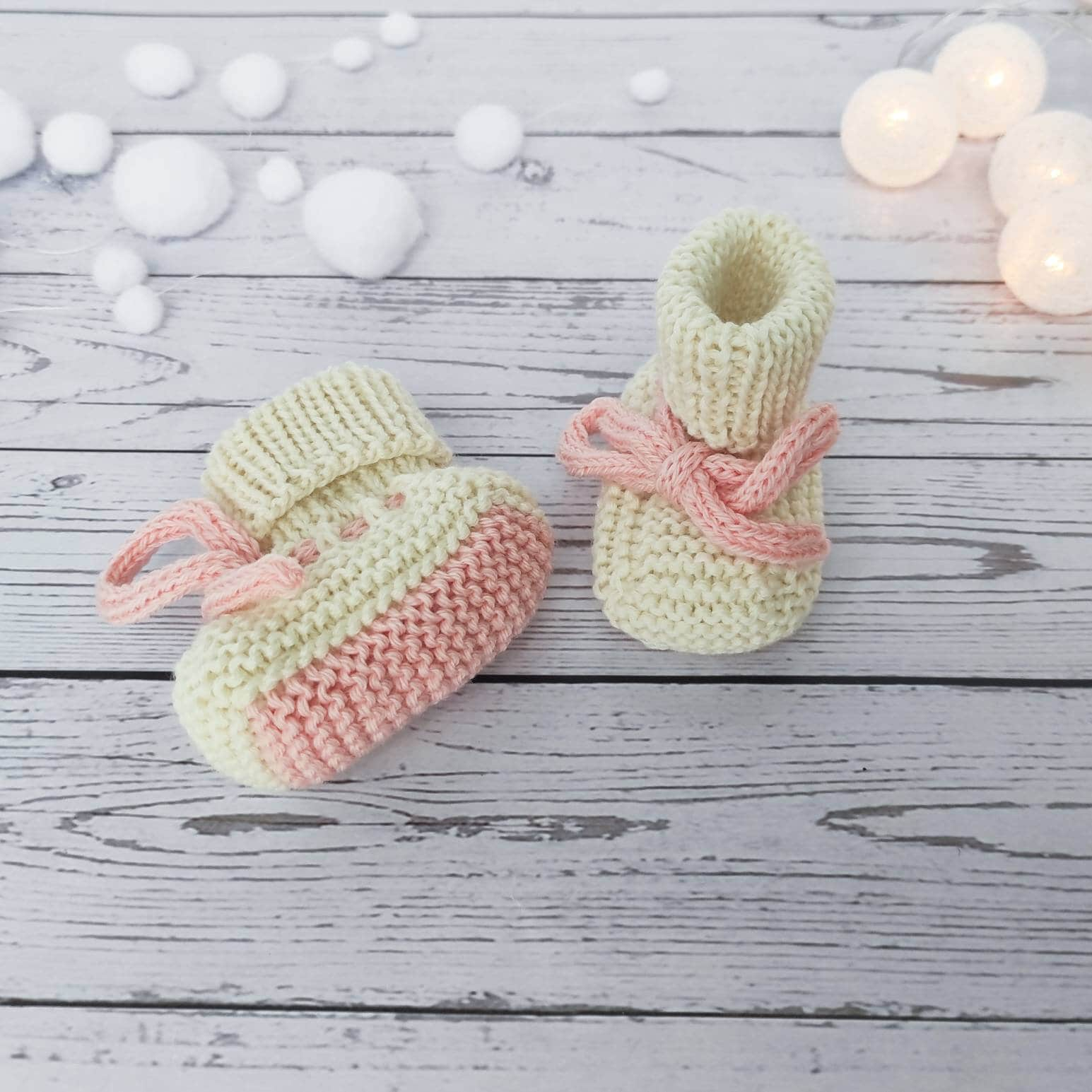 Merinowolle Baby Mädchen Schuhe Gestrickt, Creme Und Rosa Krippenschuhe von SigiKnitStore