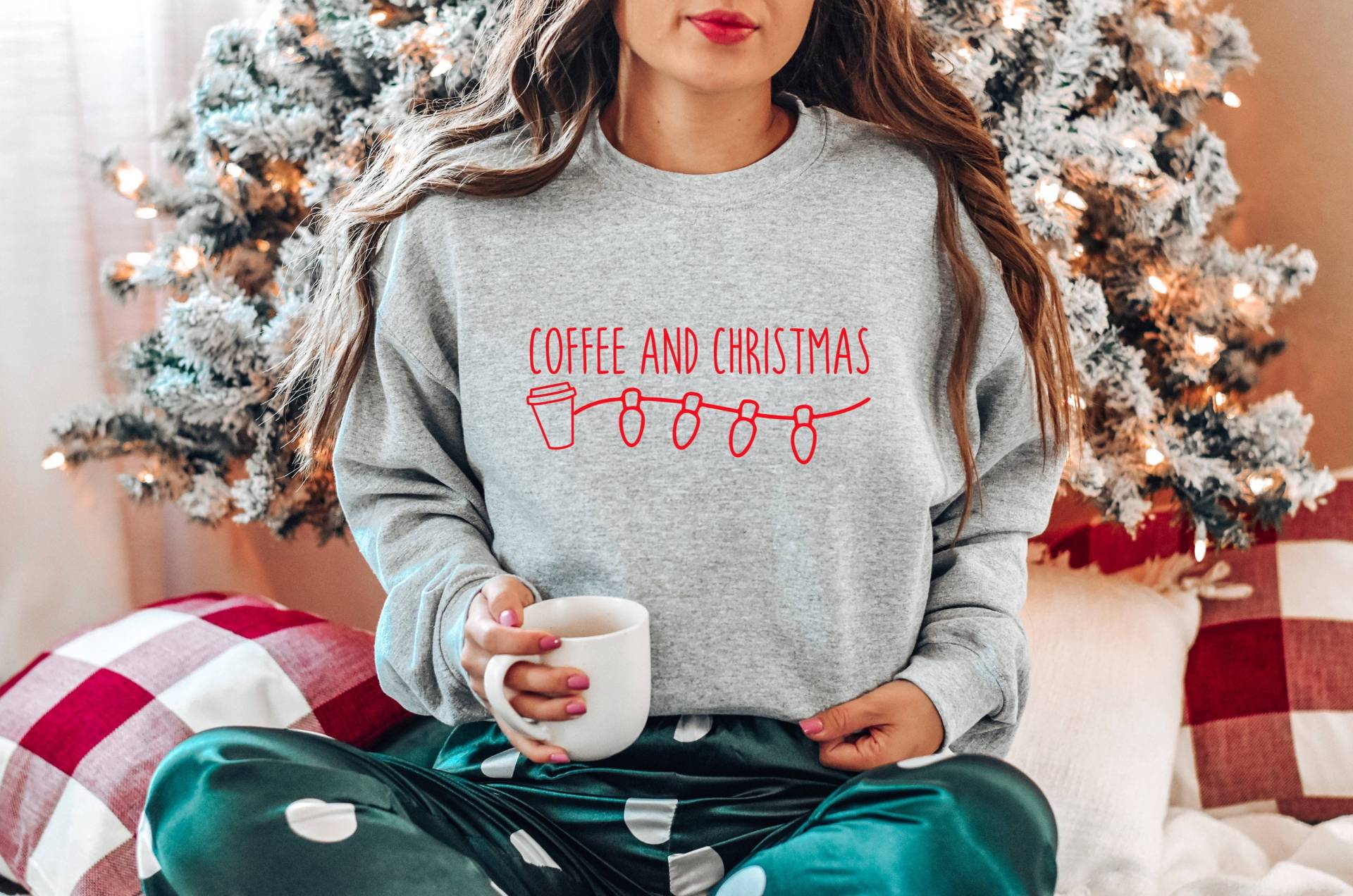 Kaffee - Und Weihnachts-Sweatshirt, I Run On Coffee & Christmas Cheer, Lustiges Weihnachtsgeschenk Für Sie, Weihnachts-Crewneck von SignatureTShirtz