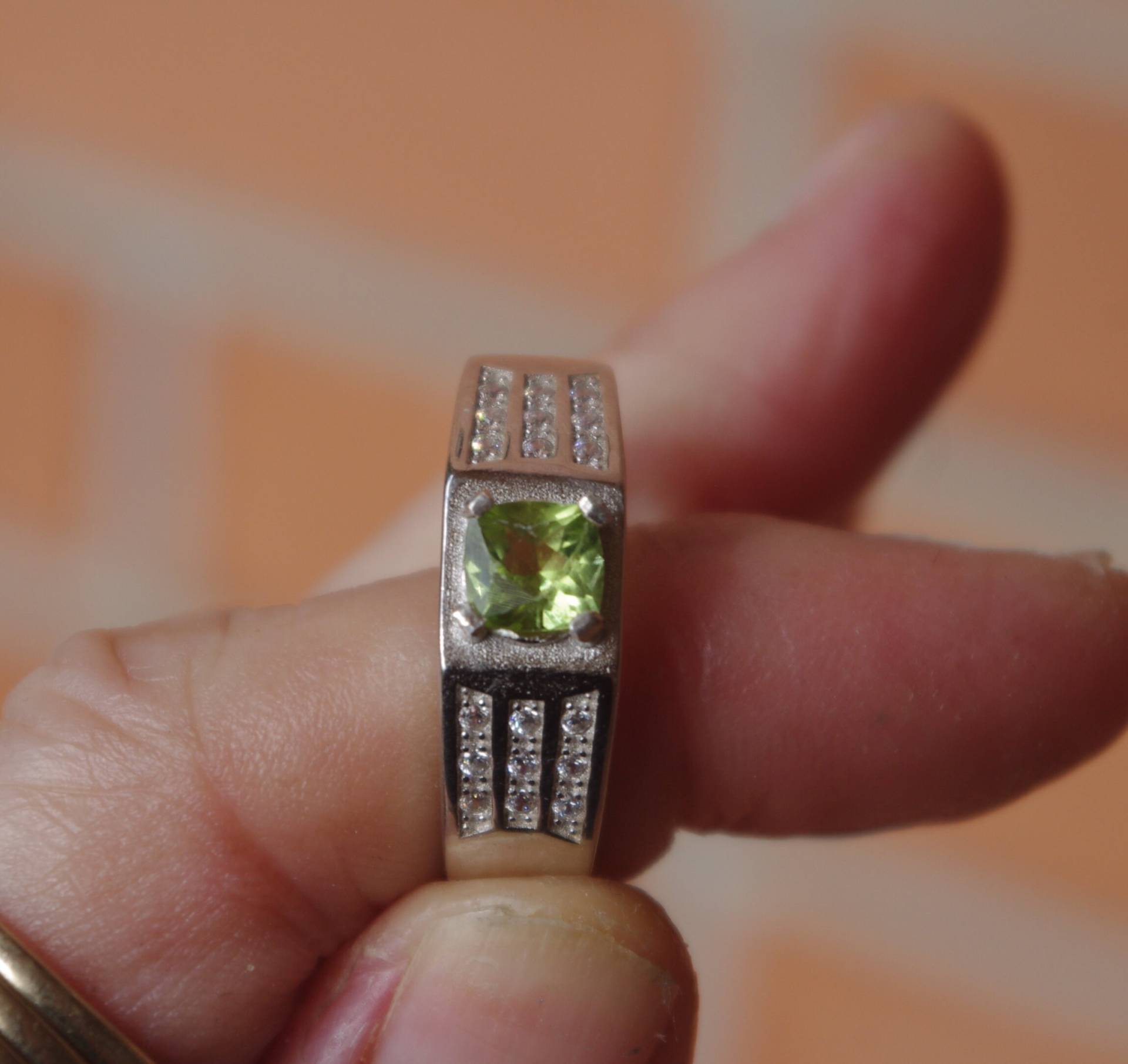 Natürliches Kissen Peridot Auf Sterling Silber Ring von SilknSparkles