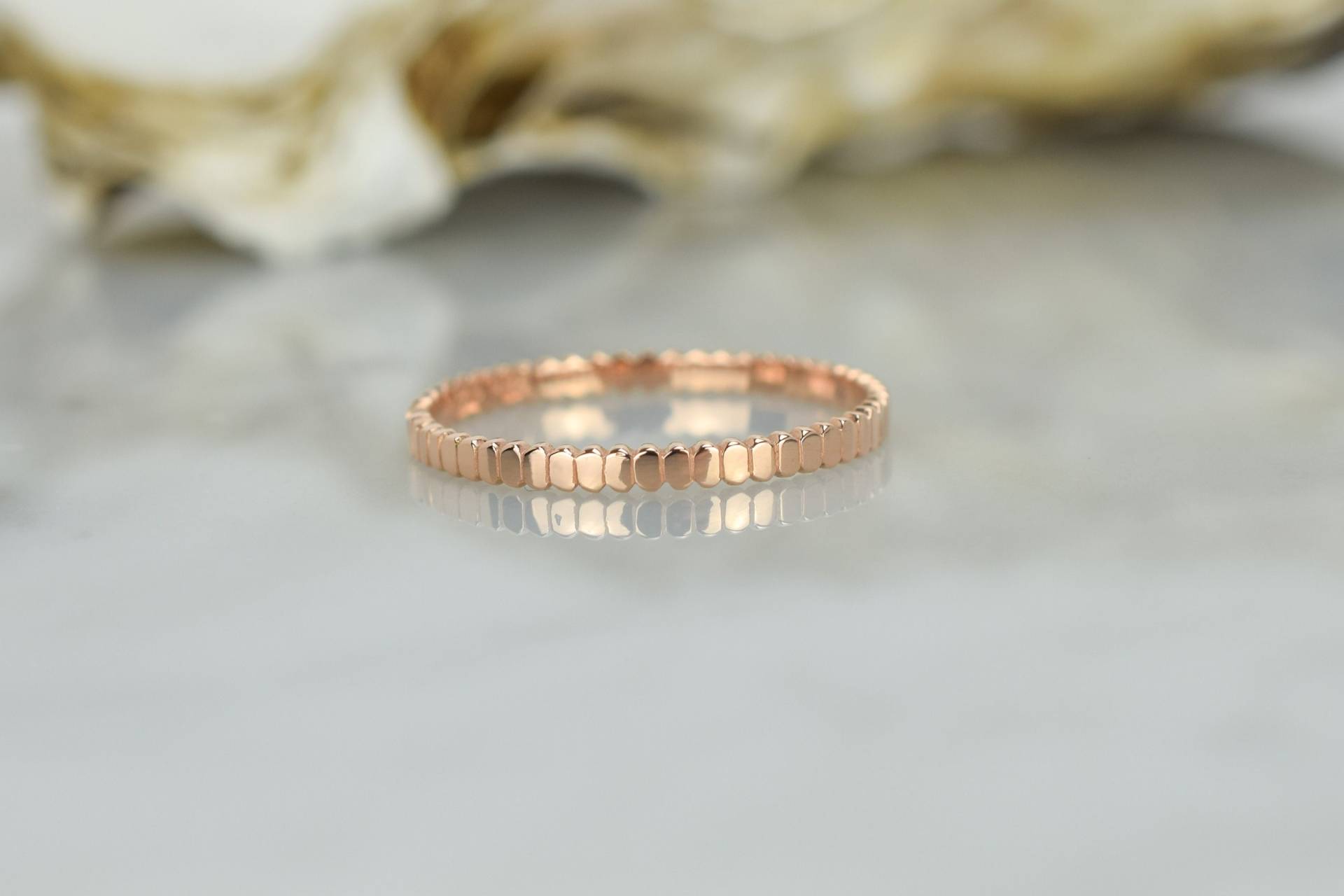 14K Solid Rose Gold Streifen Ring, Stapelring, Massivem Ehering, 14 K Dünner Zierliche Zarte Ring von Skyjwels