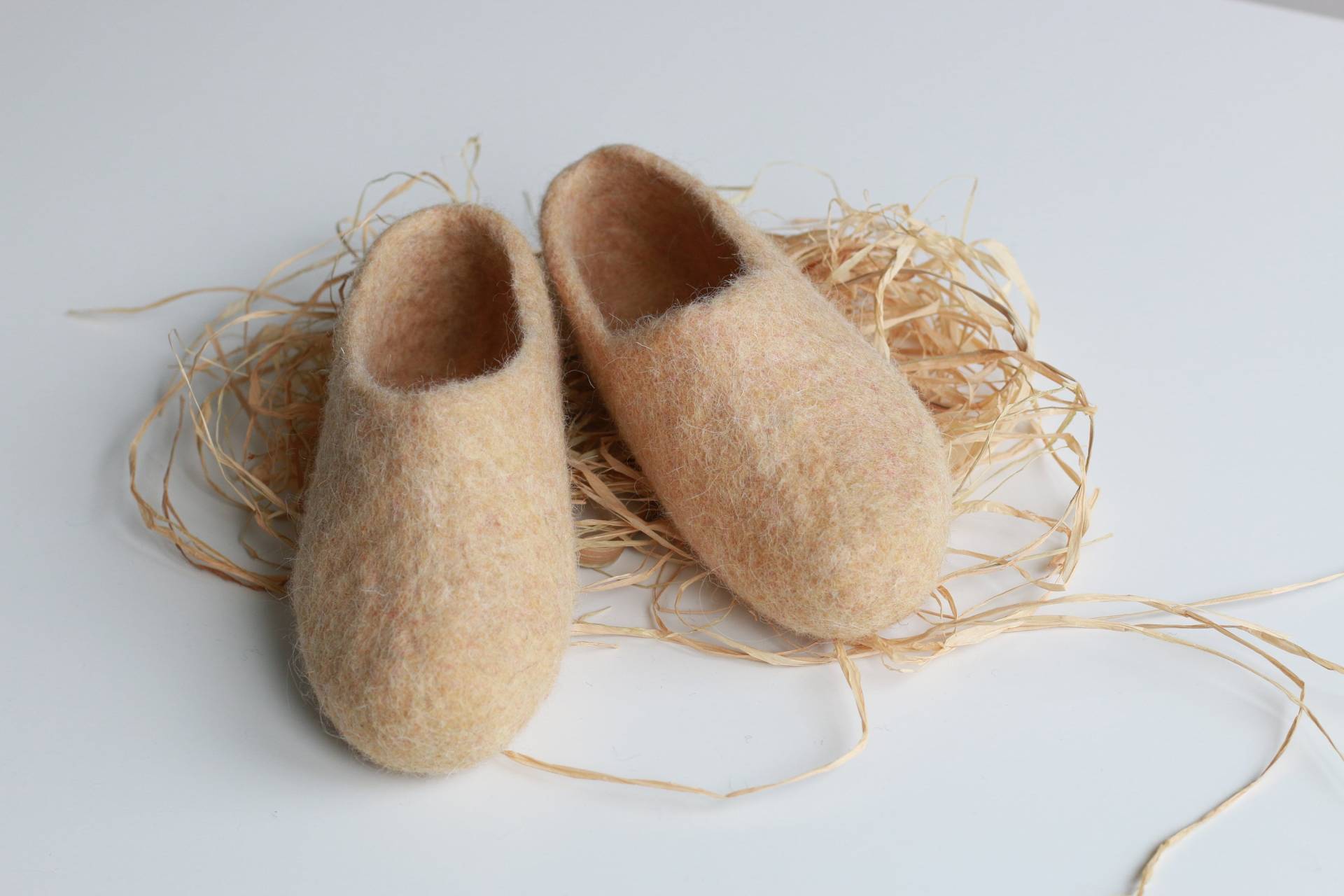 Beige Handgemachte Kinder Hausschuhe, Hausschuhe Für Kleinkinder, Babygeschenk, Personalisierbar, Geschenk von SlippersByEvy