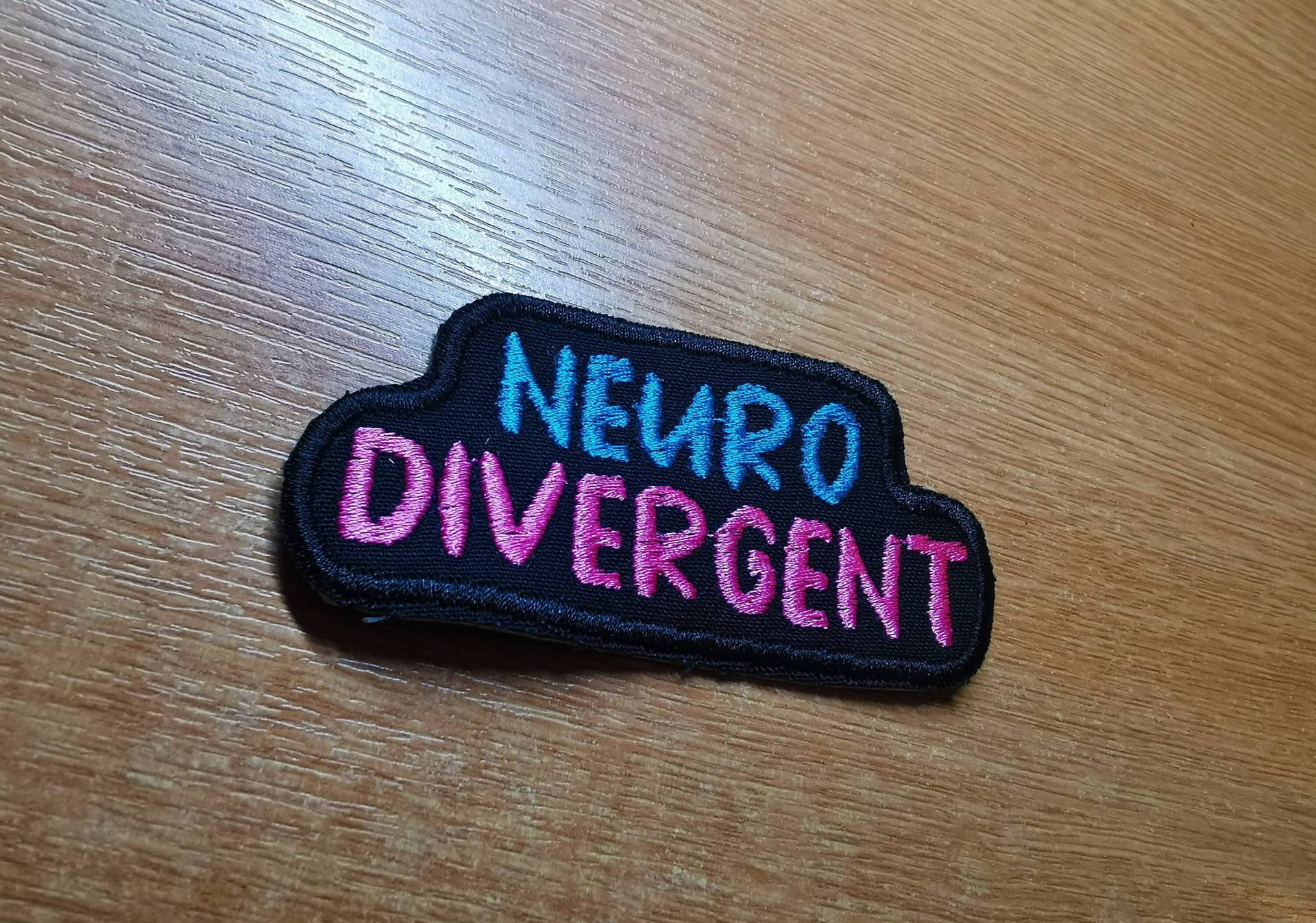 Neurodivergenter Bestickter Aufnäher Zum Aufbügeln, Bunt, Rosa Und Blau, Neurodiversität, Persönlichkeit von SocialRebellion