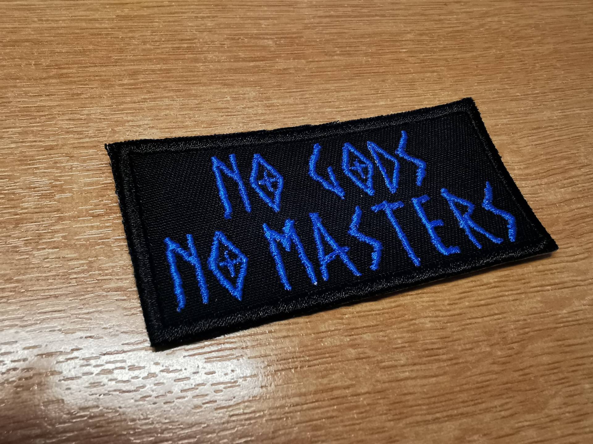 „No Gods No Masters"-Aufnäher, Elektrisch, Blau, Bestickter Aufnäher Zum Aufbügeln von SocialRebellion